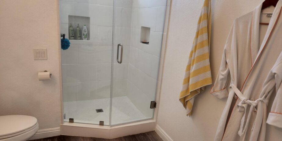 #211 – 1 Bedroom, 2 Full Bath Beauty in Desert Princess – Available Dec 2023!