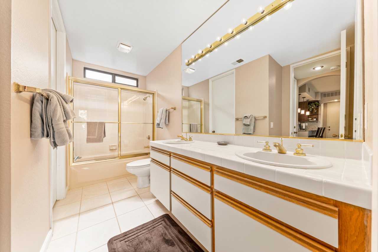 #944 Beautiful 2 Bedroom, 2 Bath Condo with Amazing Views – Available: CALL FOR AVAILABILITY