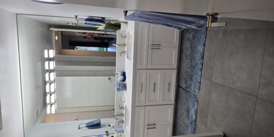 #600 – AMAZING REMODEL – 2 BEDROOM REMODELED CONDO – CUL-DE-SAC STREET – STEPS TO POOL – AVAILBLE:  DECEMBER