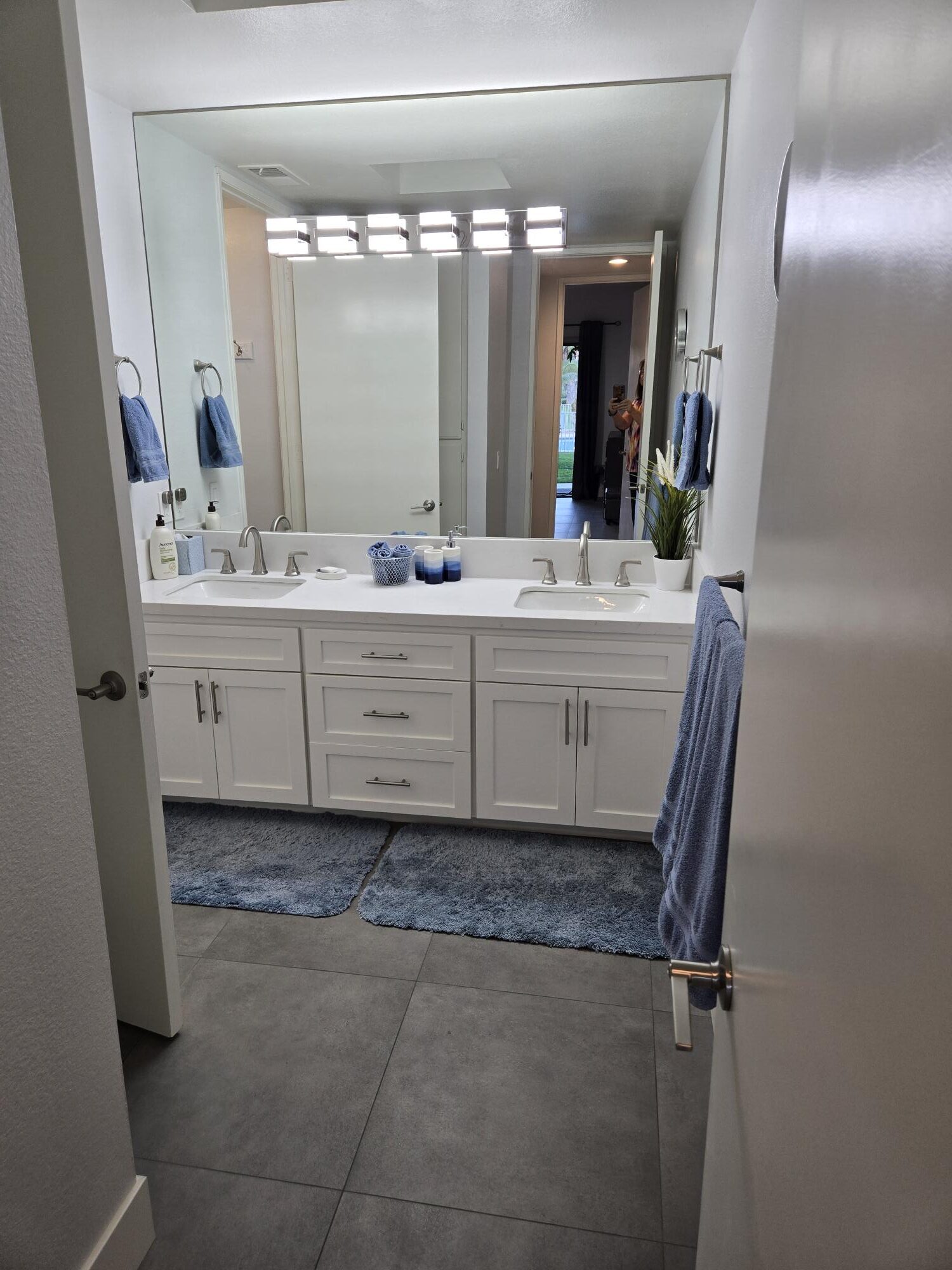 #600 – AMAZING REMODEL – 2 BEDROOM REMODELED CONDO – CUL-DE-SAC STREET – STEPS TO POOL – AVAILBLE:  DECEMBER