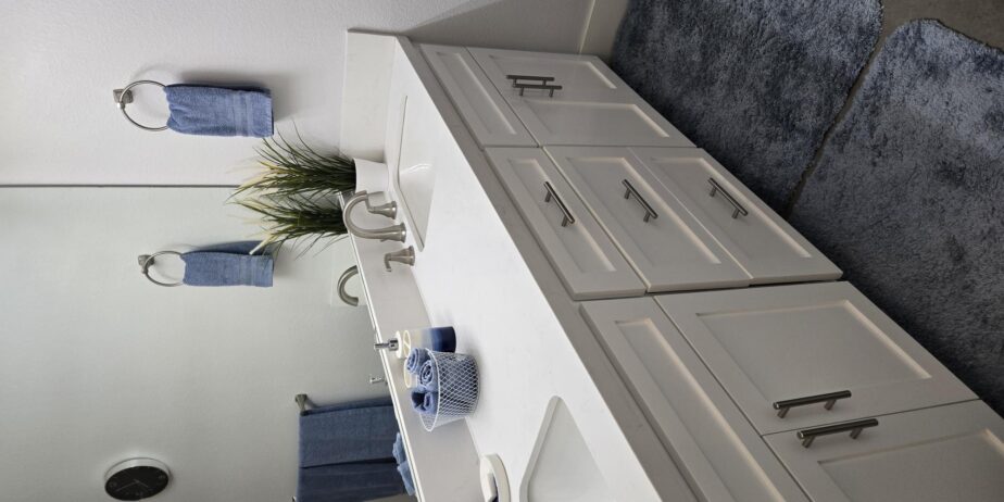#600 – AMAZING REMODEL – 2 BEDROOM REMODELED CONDO – CUL-DE-SAC STREET – STEPS TO POOL – AVAILBLE:  DECEMBER