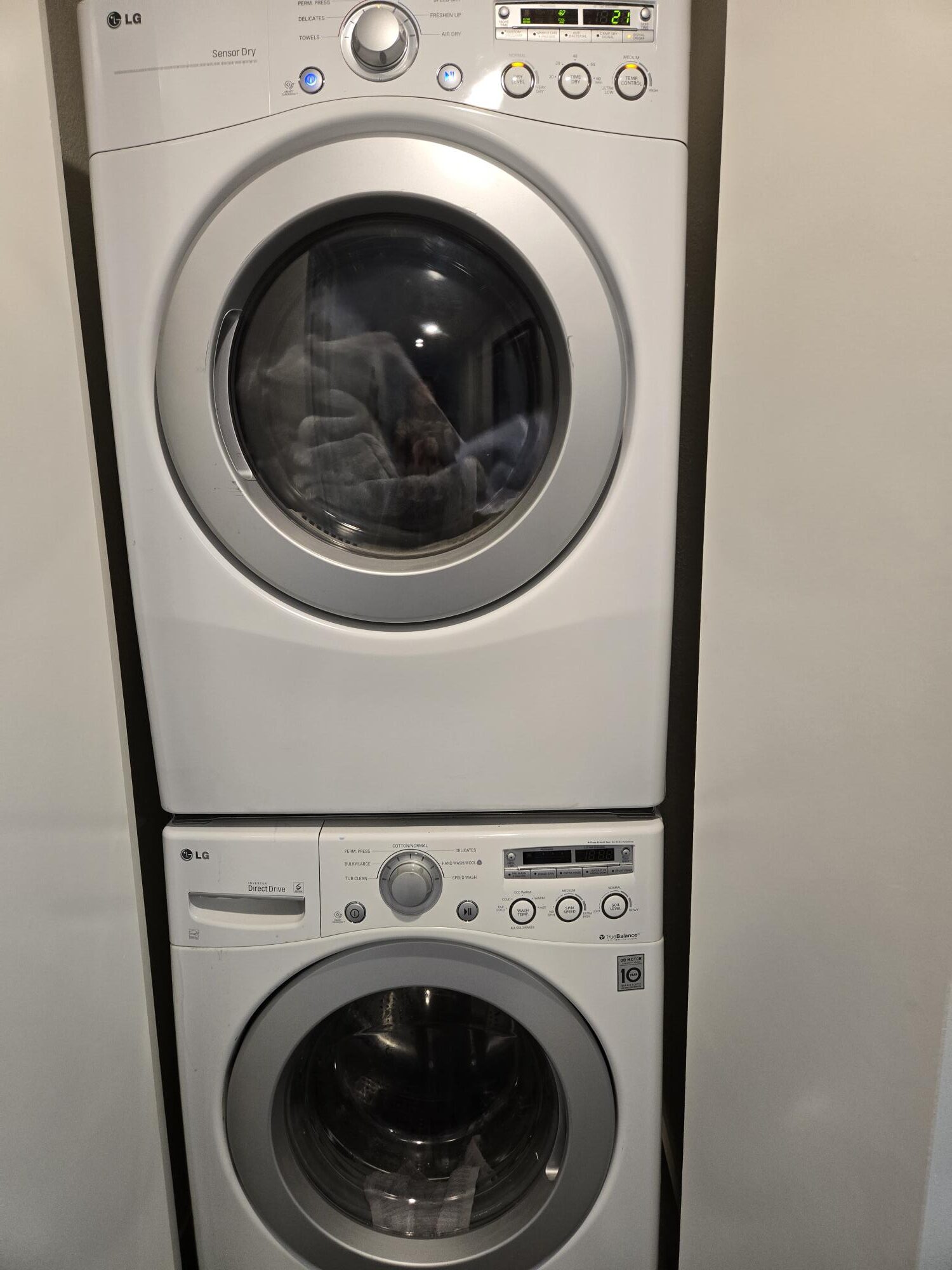 #600 – AMAZING REMODEL – 2 BEDROOM REMODELED CONDO – CUL-DE-SAC STREET – STEPS TO POOL – AVAILBLE:  DECEMBER