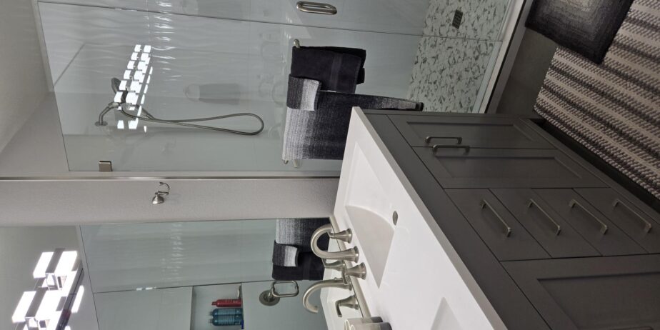 #600 – AMAZING REMODEL – 2 BEDROOM REMODELED CONDO – CUL-DE-SAC STREET – STEPS TO POOL – AVAILBLE:  DECEMBER