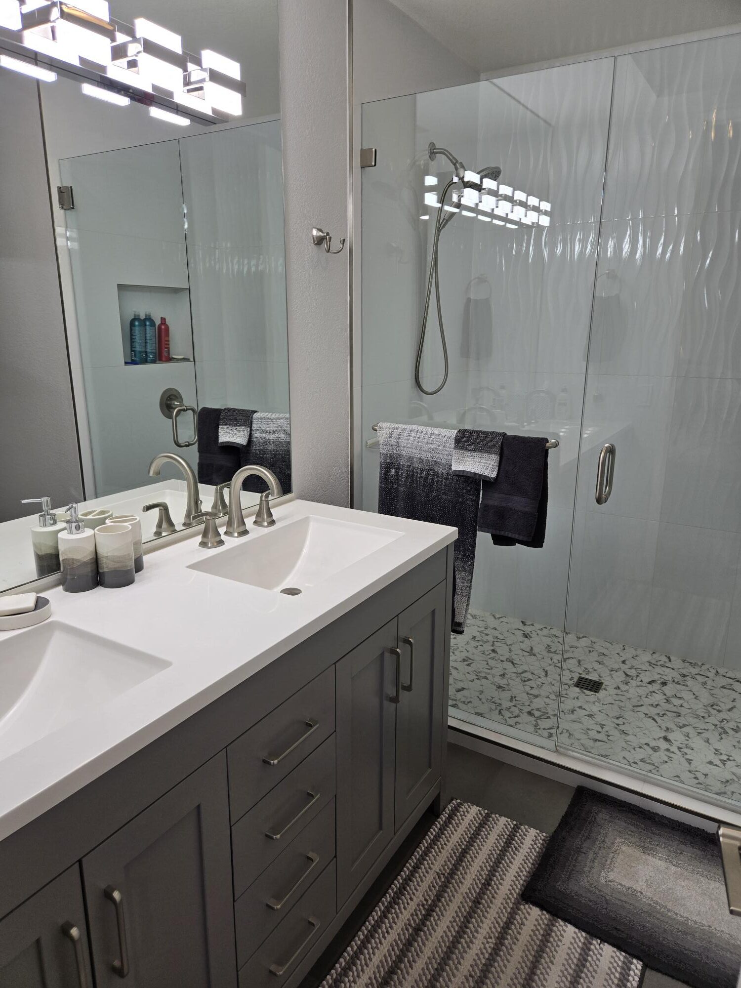 #600 – AMAZING REMODEL – 2 BEDROOM REMODELED CONDO – CUL-DE-SAC STREET – STEPS TO POOL – AVAILBLE:  DECEMBER