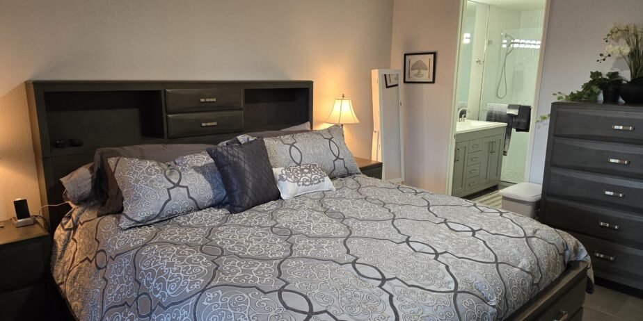 #600 – AMAZING REMODEL – 2 BEDROOM REMODELED CONDO – CUL-DE-SAC STREET – STEPS TO POOL – AVAILBLE:  DECEMBER