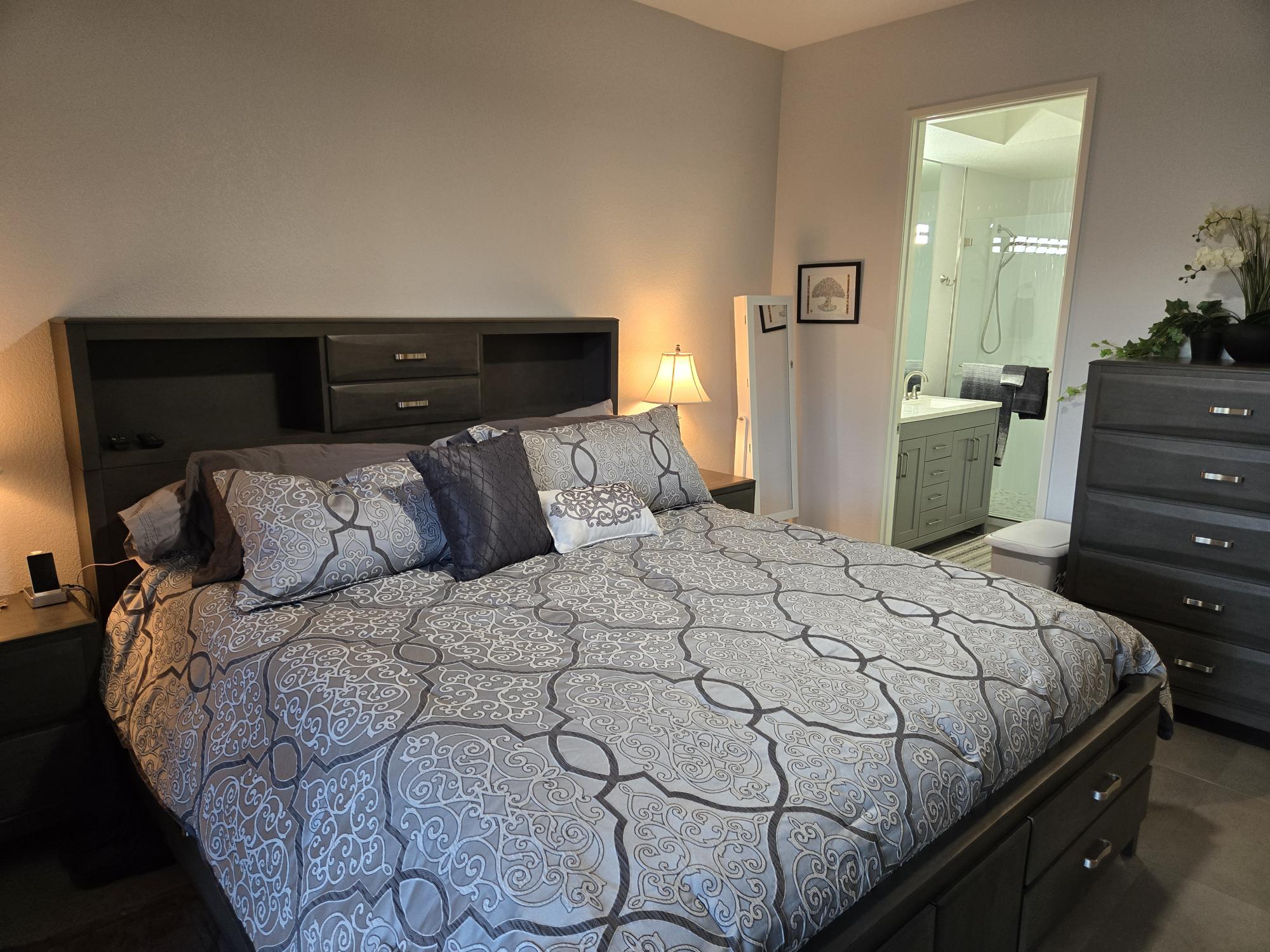 #600 – AMAZING REMODEL – 2 BEDROOM REMODELED CONDO – CUL-DE-SAC STREET – STEPS TO POOL – AVAILBLE:  DECEMBER