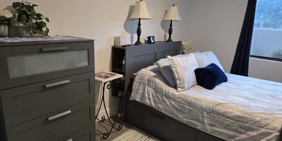 #600 – AMAZING REMODEL – 2 BEDROOM REMODELED CONDO – CUL-DE-SAC STREET – STEPS TO POOL – AVAILBLE:  DECEMBER