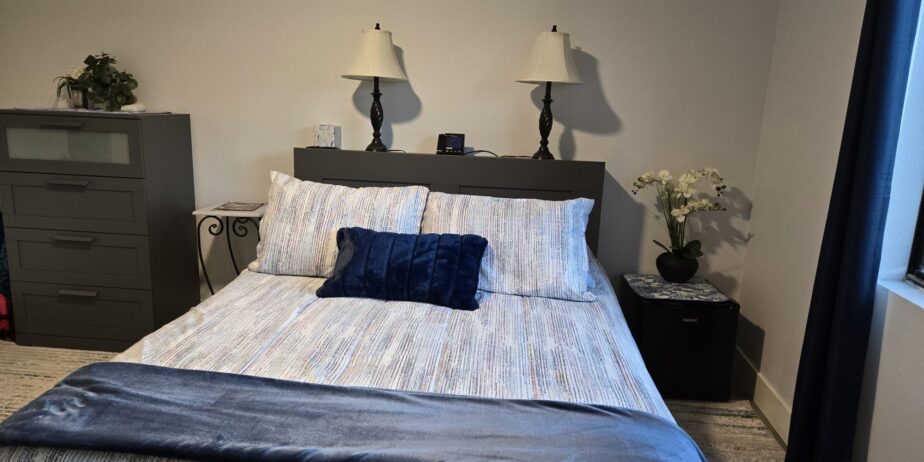 #600 – AMAZING REMODEL – 2 BEDROOM REMODELED CONDO – CUL-DE-SAC STREET – STEPS TO POOL – AVAILBLE:  DECEMBER
