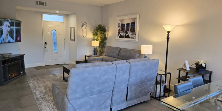 #600 – AMAZING REMODEL – 2 BEDROOM REMODELED CONDO – CUL-DE-SAC STREET – STEPS TO POOL – AVAILBLE:  DECEMBER