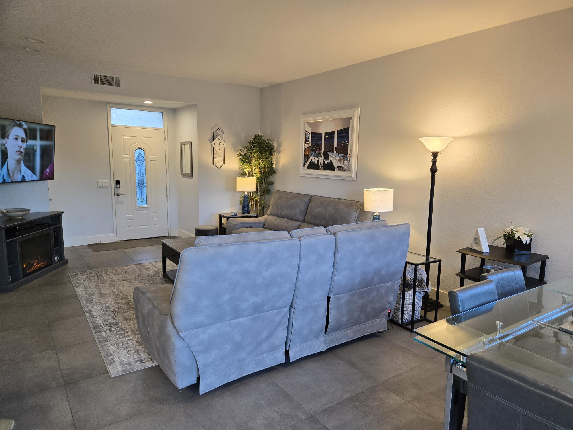 #600 – AMAZING REMODEL – 2 BEDROOM REMODELED CONDO – CUL-DE-SAC STREET – STEPS TO POOL – AVAILBLE:  DECEMBER