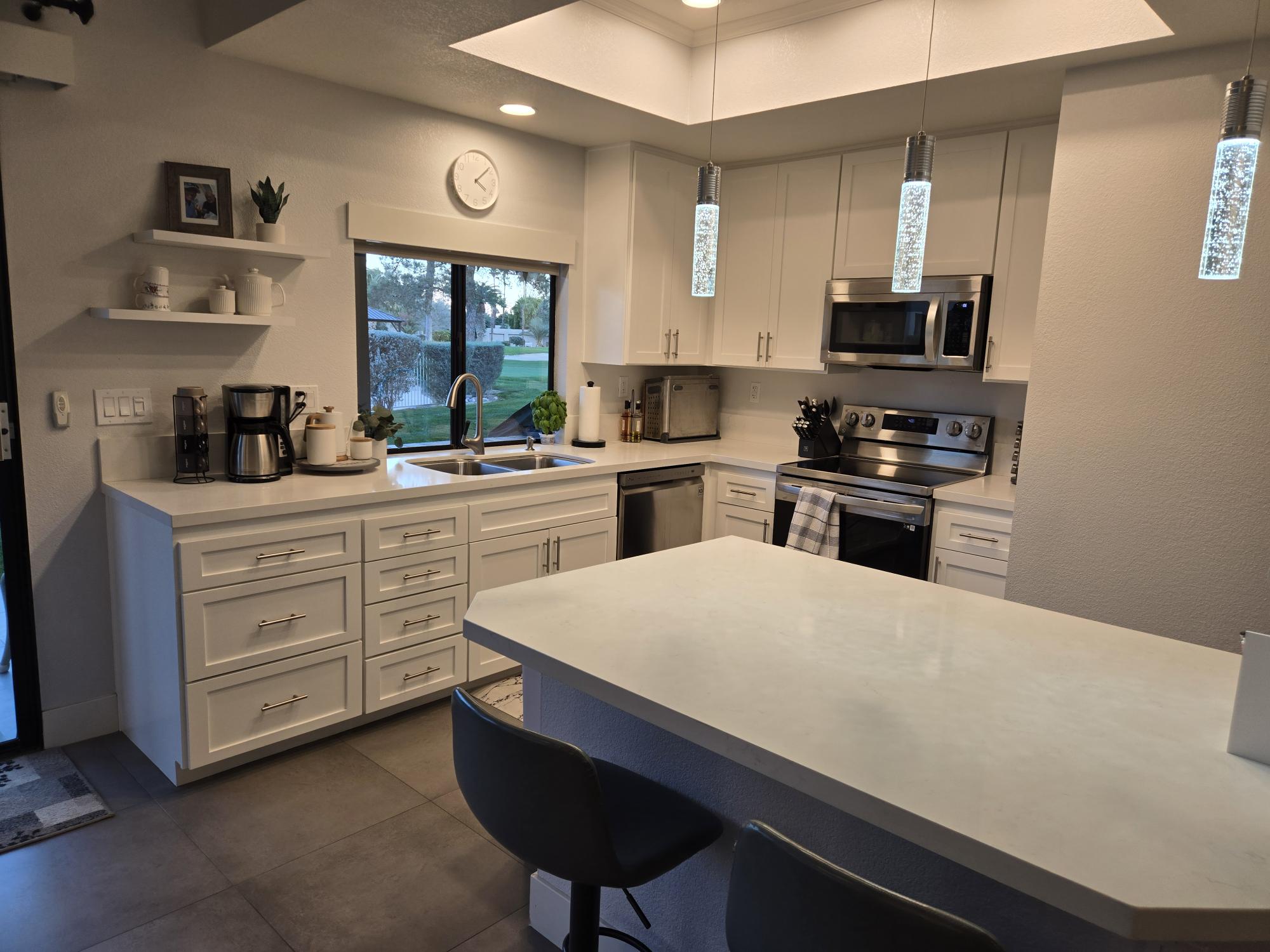 #600 – AMAZING REMODEL – 2 BEDROOM REMODELED CONDO – CUL-DE-SAC STREET – STEPS TO POOL – AVAILBLE:  DECEMBER