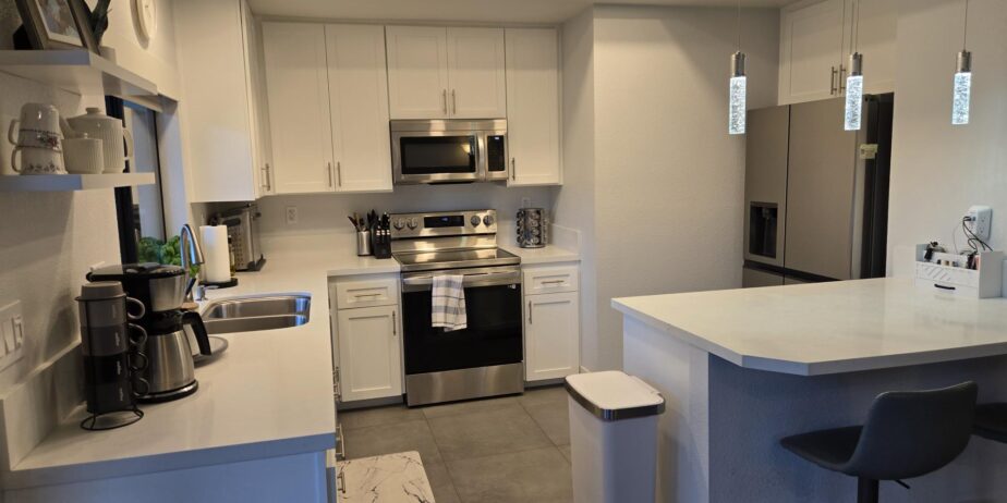 #600 – AMAZING REMODEL – 2 BEDROOM REMODELED CONDO – CUL-DE-SAC STREET – STEPS TO POOL – AVAILBLE:  DECEMBER