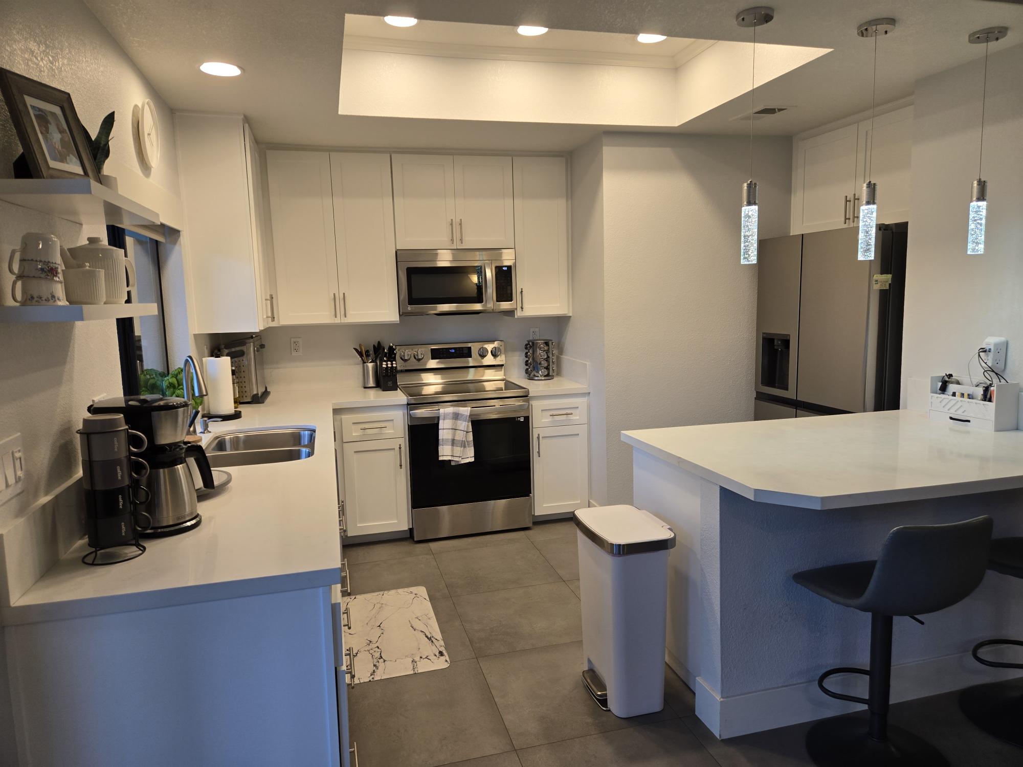 #600 – AMAZING REMODEL – 2 BEDROOM REMODELED CONDO – CUL-DE-SAC STREET – STEPS TO POOL – AVAILBLE:  DECEMBER