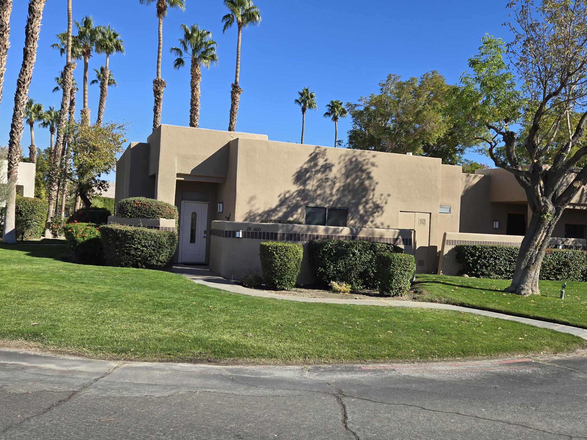 #600 – AMAZING REMODEL – 2 BEDROOM REMODELED CONDO – CUL-DE-SAC STREET – STEPS TO POOL – AVAILBLE:  DECEMBER