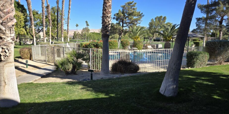#600 – AMAZING REMODEL – 2 BEDROOM REMODELED CONDO – CUL-DE-SAC STREET – STEPS TO POOL – AVAILBLE:  DECEMBER
