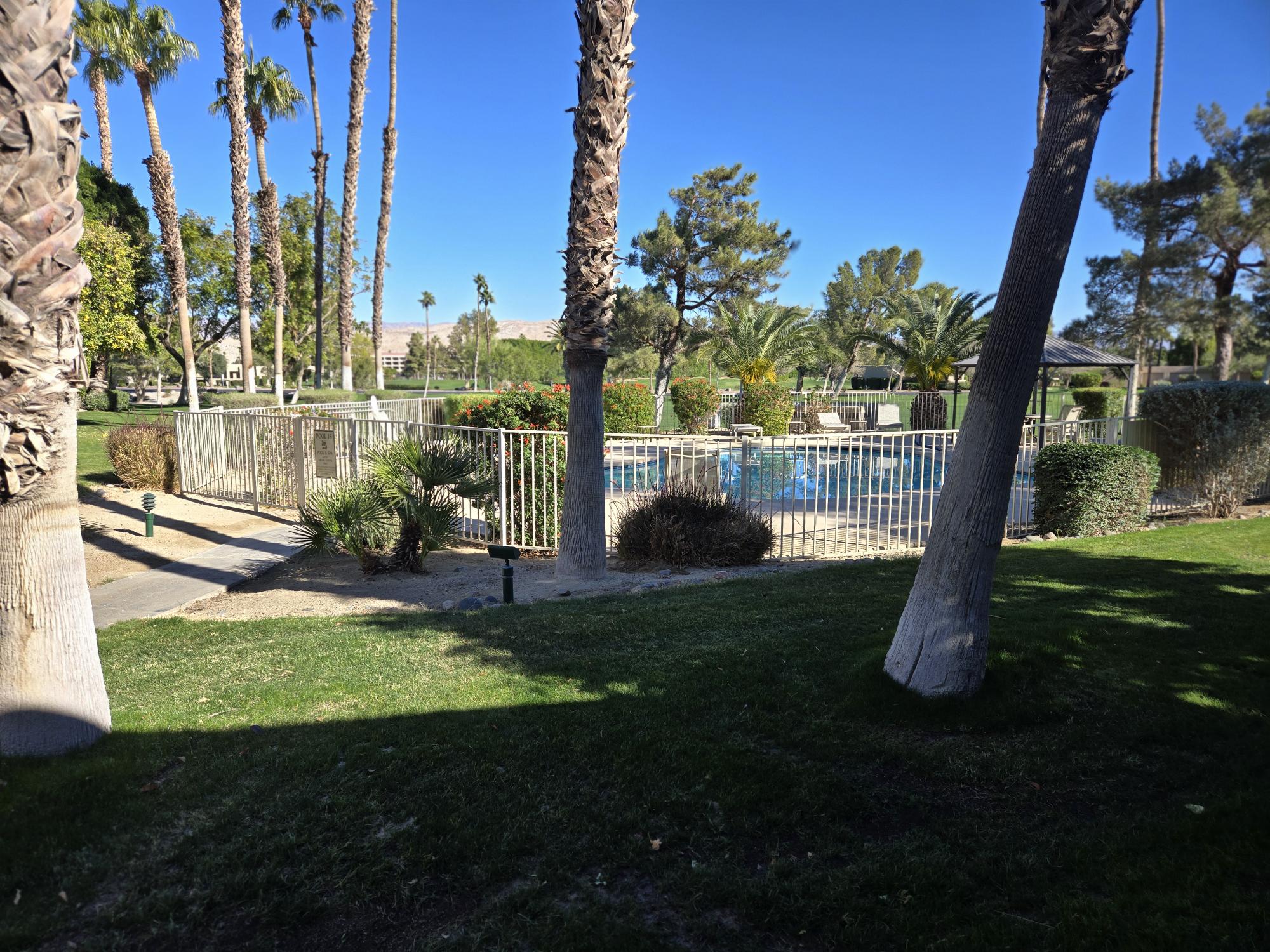 #600 – AMAZING REMODEL – 2 BEDROOM REMODELED CONDO – CUL-DE-SAC STREET – STEPS TO POOL – AVAILBLE:  DECEMBER