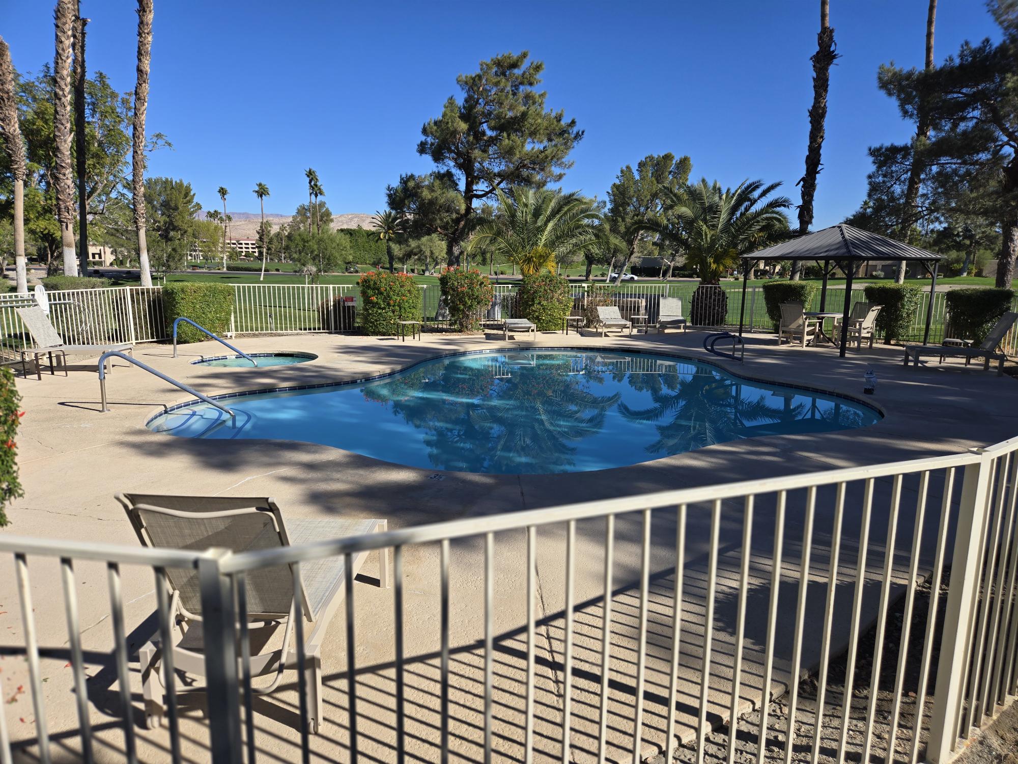 #600 – AMAZING REMODEL – 2 BEDROOM REMODELED CONDO – CUL-DE-SAC STREET – STEPS TO POOL – AVAILBLE:  DECEMBER