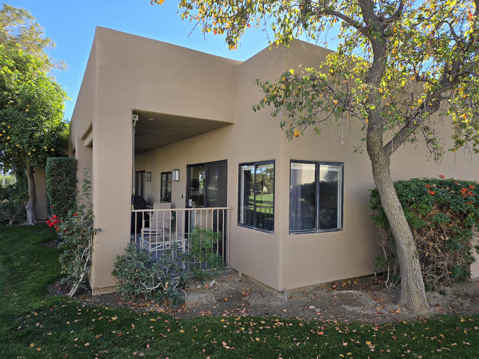 #600 – AMAZING REMODEL – 2 BEDROOM REMODELED CONDO – CUL-DE-SAC STREET – STEPS TO POOL – AVAILBLE:  DECEMBER