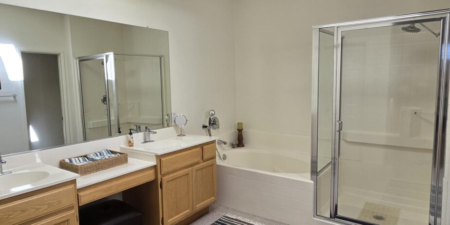 #672 – 2 Bed, 2 Bath Villa, 2-Car Garage – Views to Vista 2 Fairway & Hills  – Available Nov – Feb and April 2026 – AMAZING RENTAL PRICE!