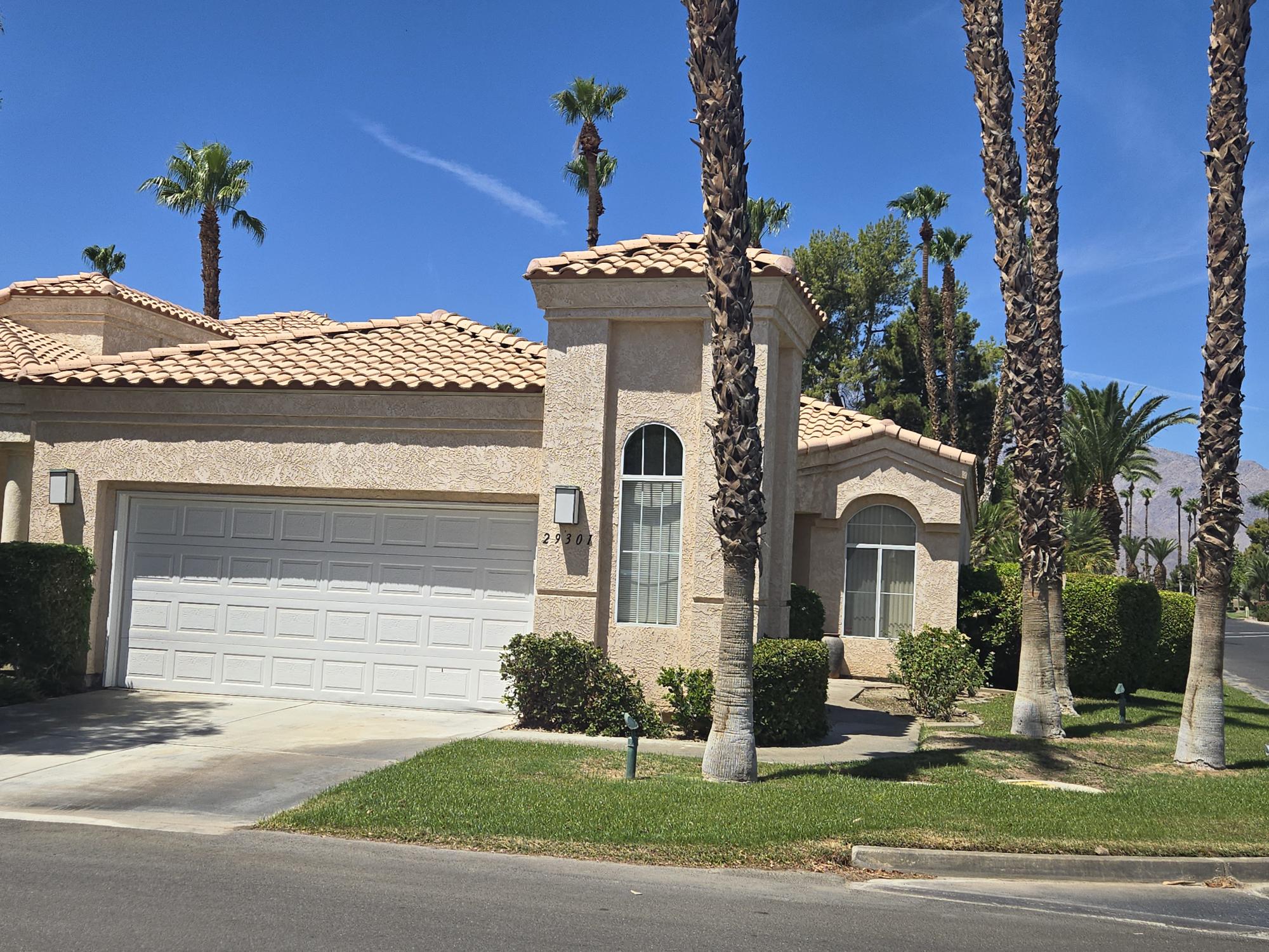 #301 REMODELED 2 BEDROOM, 2 BATH VILLA – WEST FACING VIEWS TO MOUNTAIN – Booked for Season