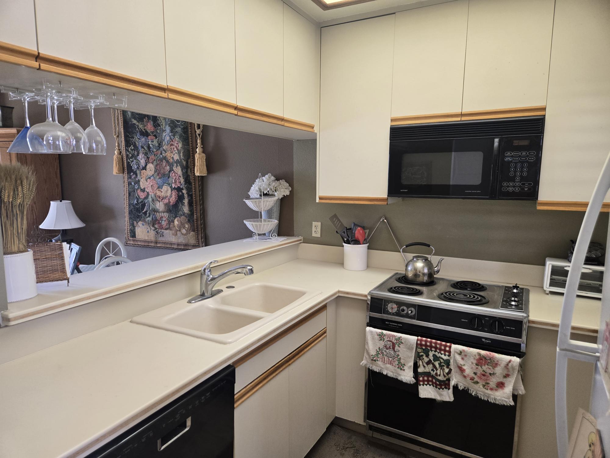 #216 – ONE BEDROOM, 2 FULL BATH CONDO – AVAILABLE FOR SEASON!