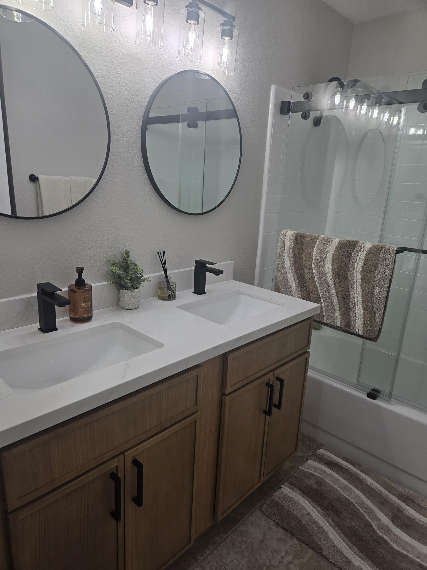 #727 – AMAZING REMODEL – 3-BEDROOM, 2-BATH CONDO WITH OUTSTANDING VIEWS – AVAILABLE MAY – DEC 2026