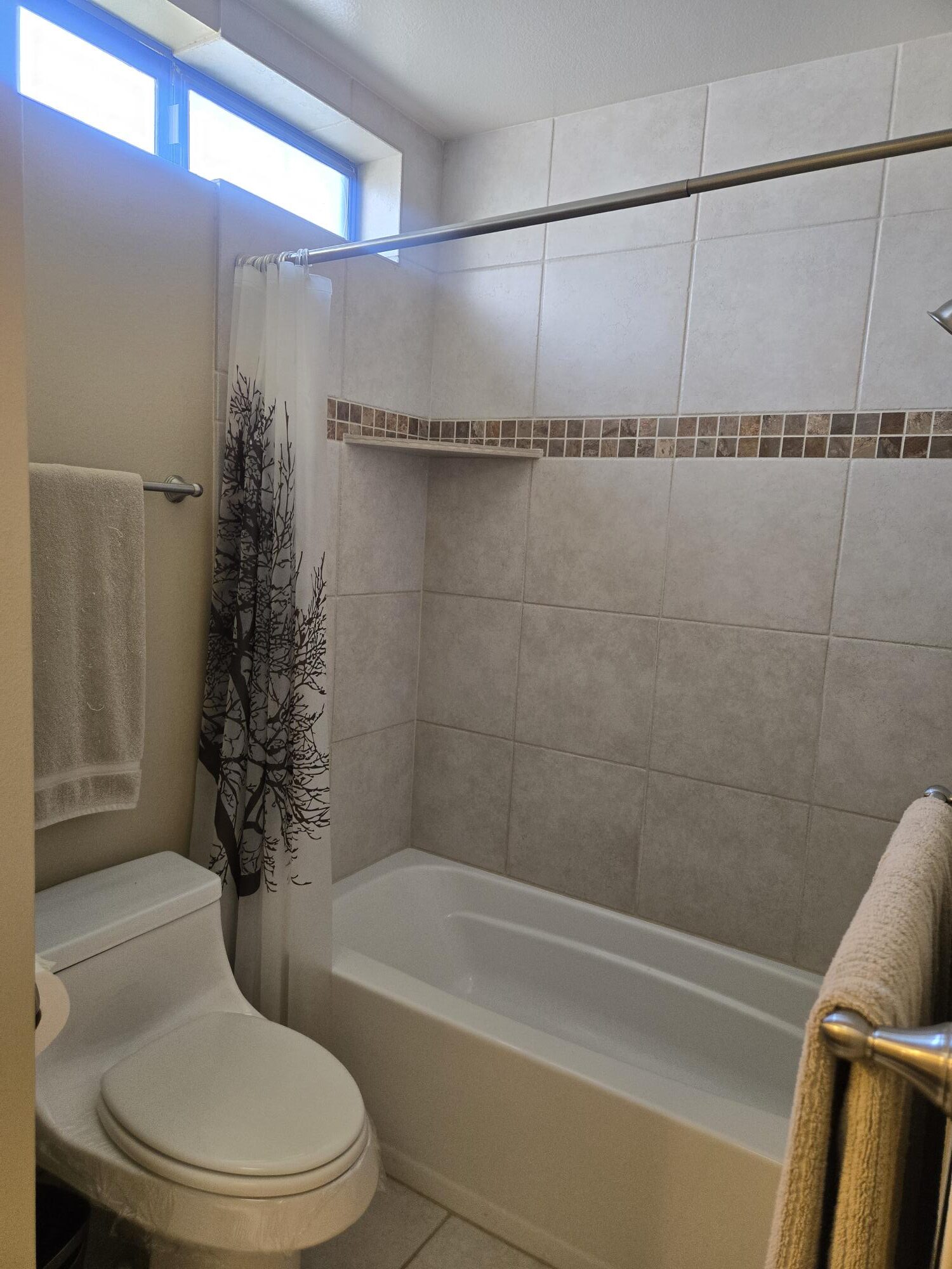 #571 – COMFORTABLE 2-BEDROOM, END-UNIT CONDO, WEST FACING PATIO WITH UPGRADES.  RENTED FOR 26-27 SEASON