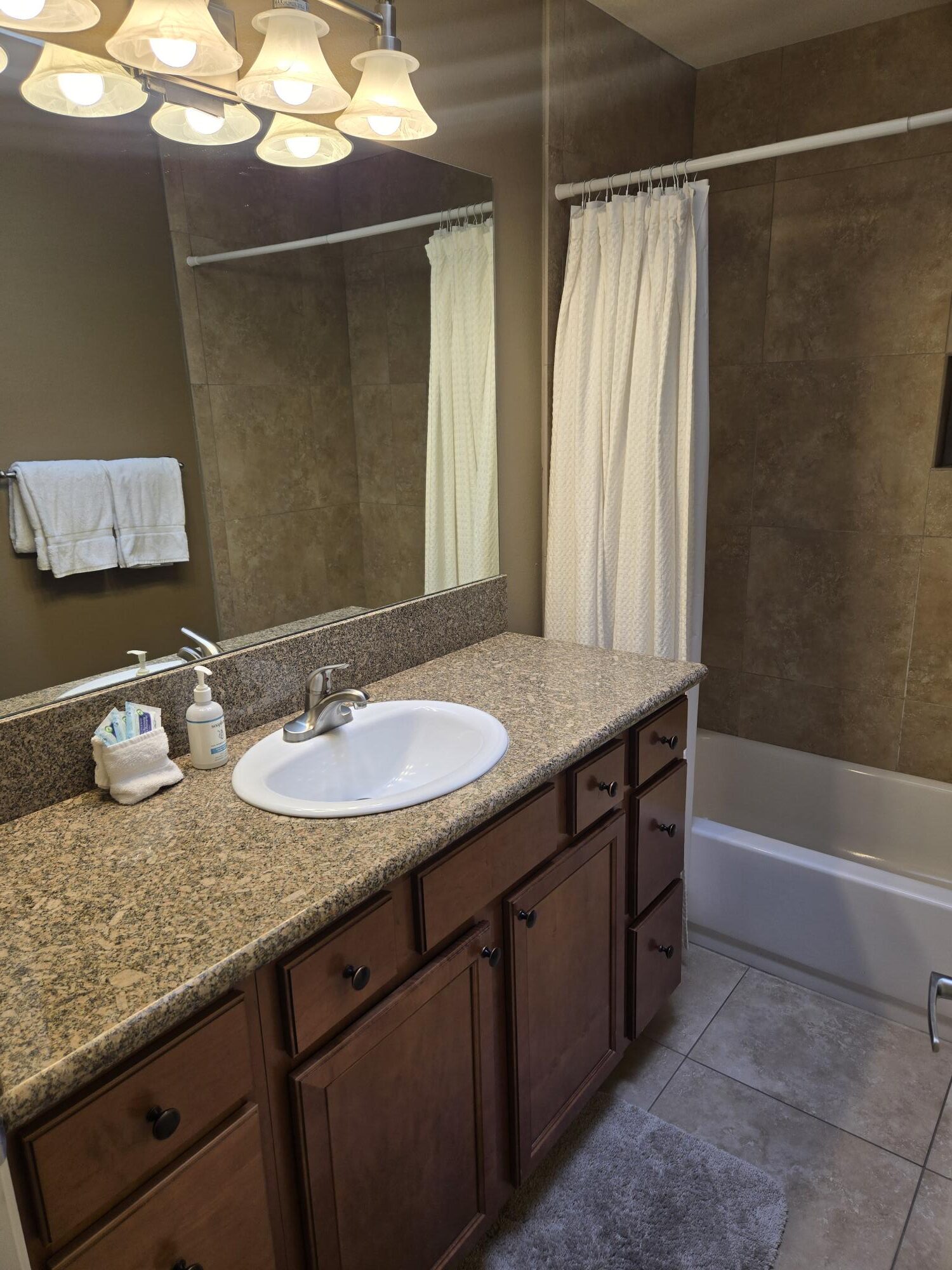 #923 – 3 BEDROOM, 2 BATH UPDATED CONDO WITH FANTASTIC VIEWS!  AVAILABLE JANUARY 2027 – PET FRIENDLY
