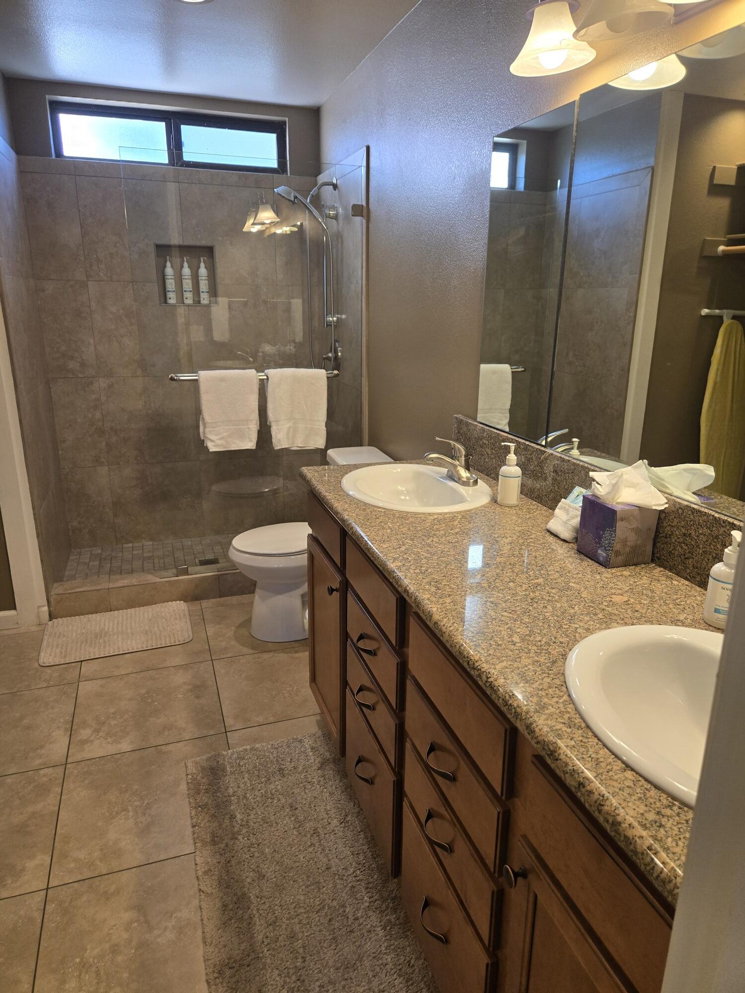#923 – 3 BEDROOM, 2 BATH UPDATED CONDO WITH FANTASTIC VIEWS!  AVAILABLE JANUARY 2027 – PET FRIENDLY