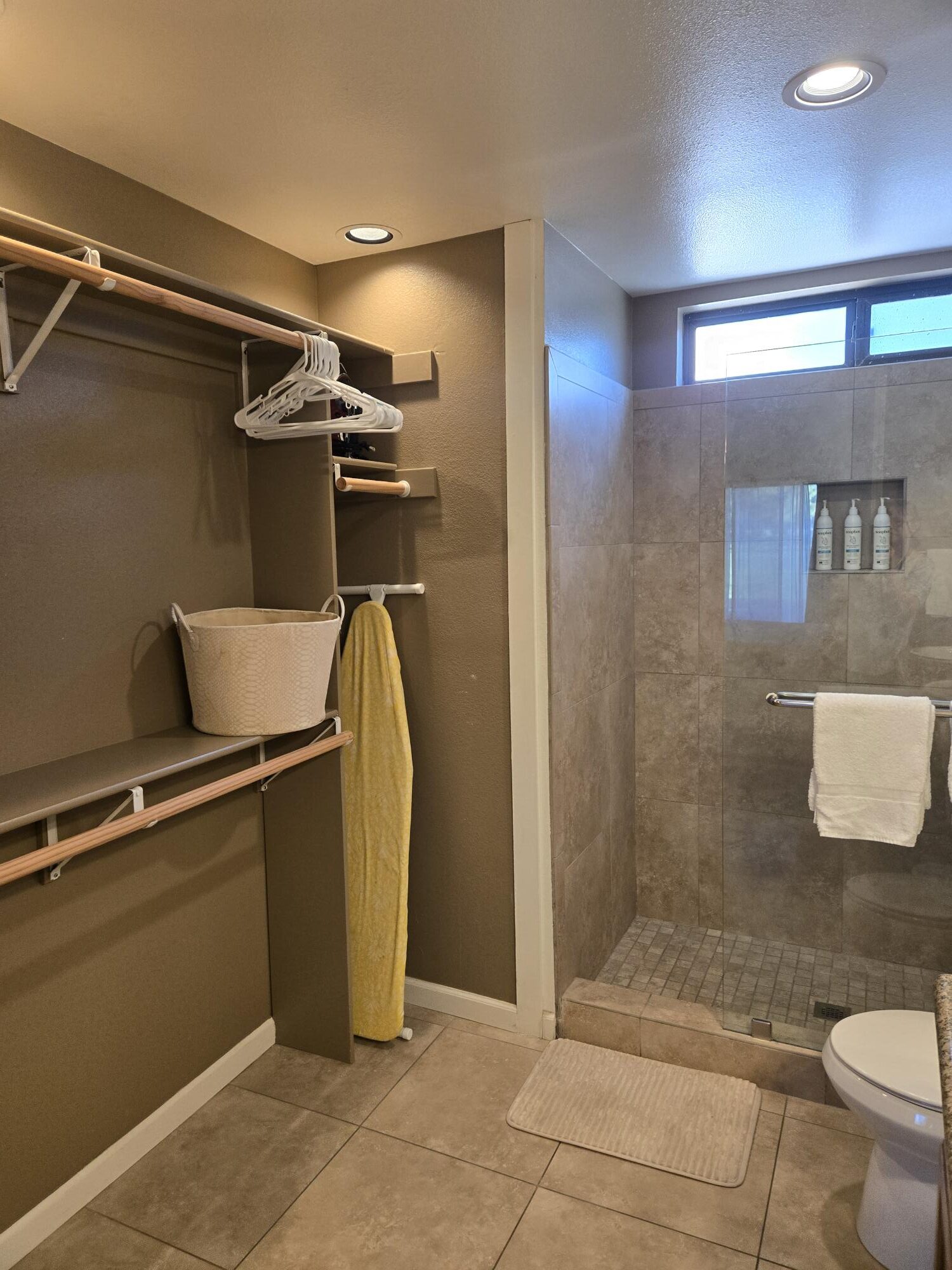 #923 – 3 BEDROOM, 2 BATH UPDATED CONDO WITH FANTASTIC VIEWS!  AVAILABLE JANUARY 2027 – PET FRIENDLY