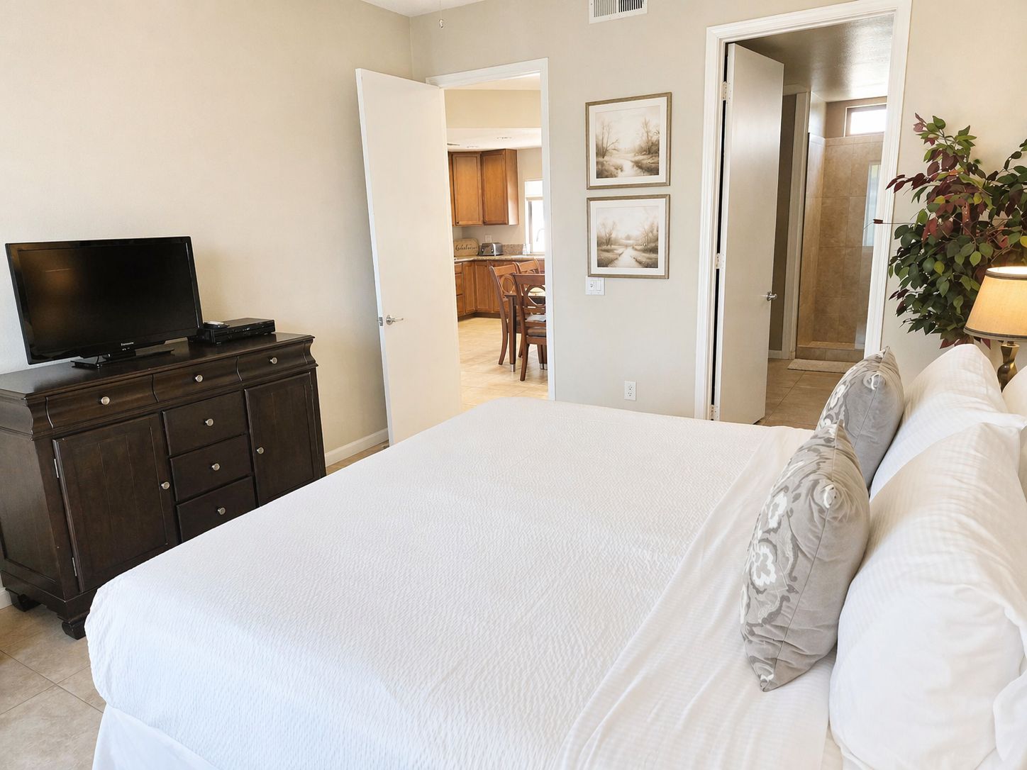 #923 – 3 BEDROOM, 2 BATH UPDATED CONDO WITH FANTASTIC VIEWS!  AVAILABLE JANUARY 2027 – PET FRIENDLY
