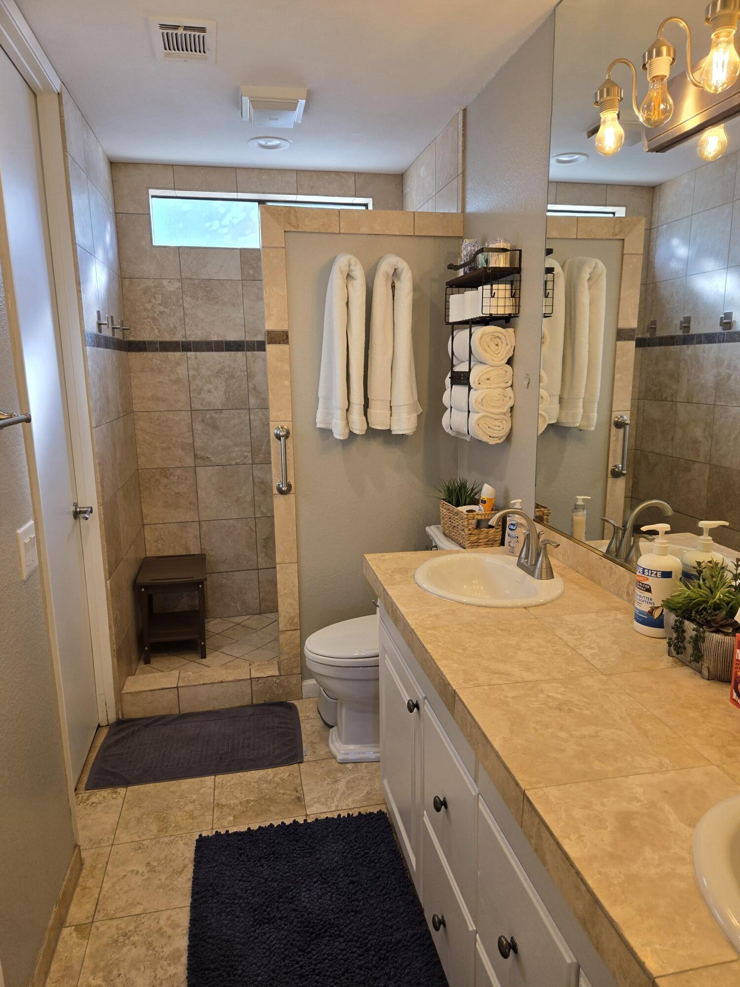 #488 – 2-BEDROOM W/ DINING ROOM or 3rd GUEST ROOM CONDO, REMODELED AND BEAUTIFUL – AVAILABLE:  JAN 2027